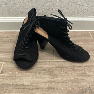 Luoika Size 8.5 Black Lace up heels